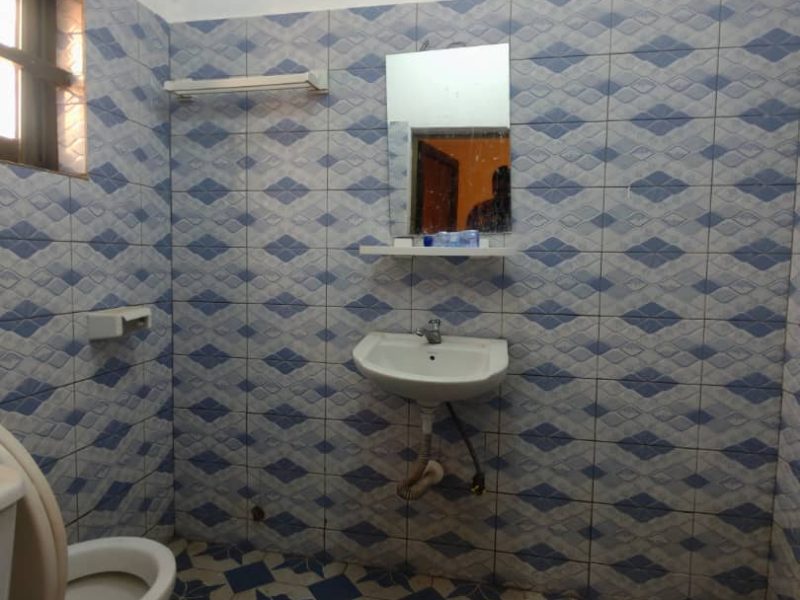 Chambre salon wc douche et cuisine interne carrelé dallé