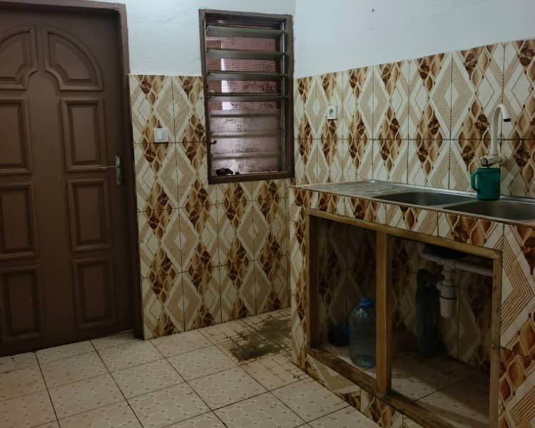 UNE VILLA COUR UNIQUE DE 3 CHAMBRES SALON CLIMÉ WCD CUISINE INTERNE