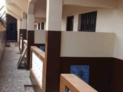 Une large chambre salon terrasse wcd interne cuisine